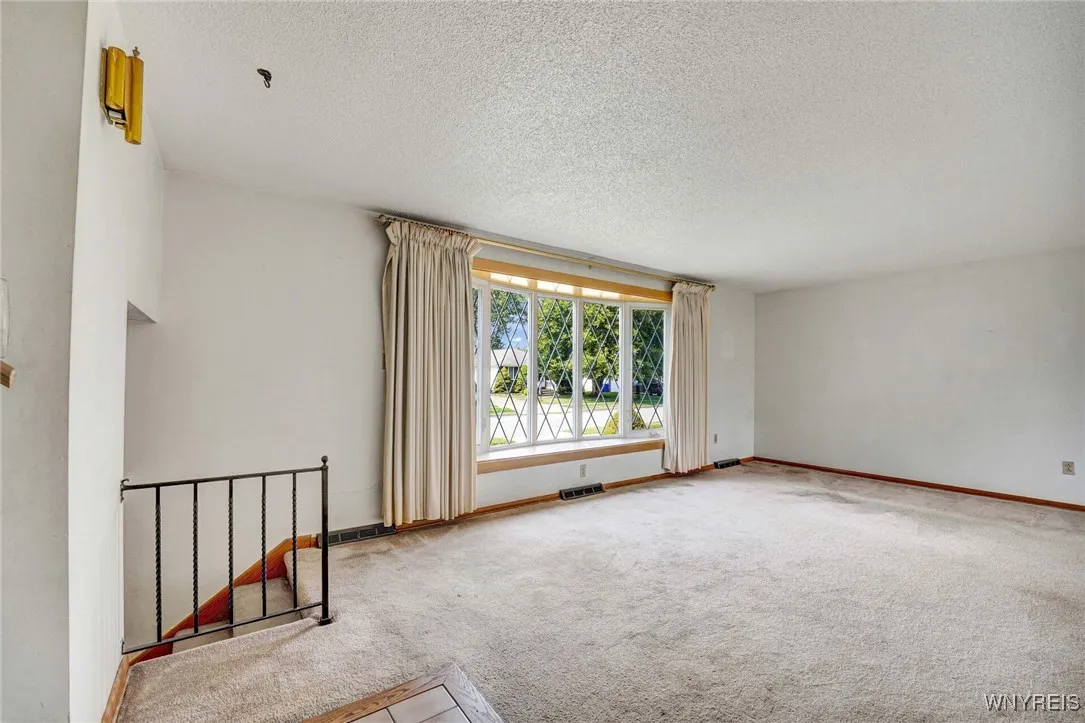 54 Southgate Drive, West Seneca, New York 14224, West Seneca, New York 14224, 5 Bedrooms Bedrooms, 10 Rooms Rooms,1 BathroomBathrooms,Residential,For Sale,54 Southgate Drive, West Seneca, New York 14224,B1633384