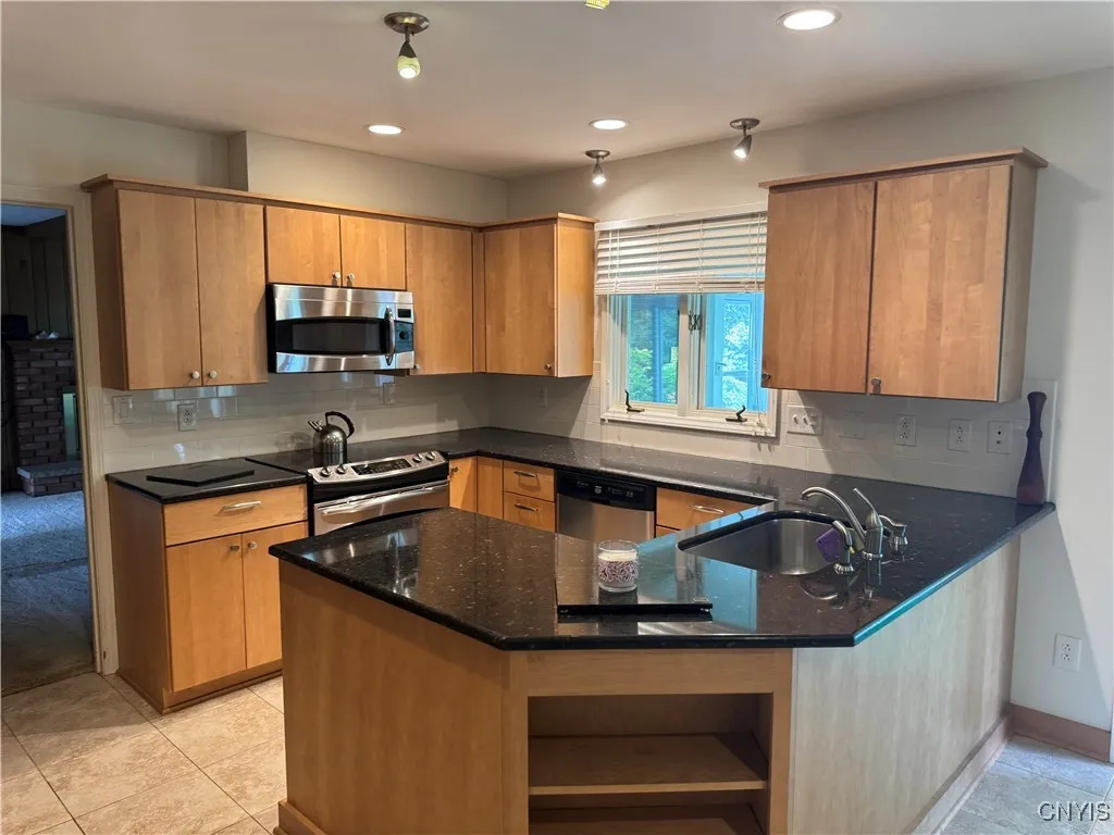 6 Hubbardton Road, New Hartford, New York 13413, New Hartford, New York 13413, 5 Bedrooms Bedrooms, 8 Rooms Rooms,3 BathroomsBathrooms,Residential,For Sale,6 Hubbardton Road, New Hartford, New York 13413,S1633391