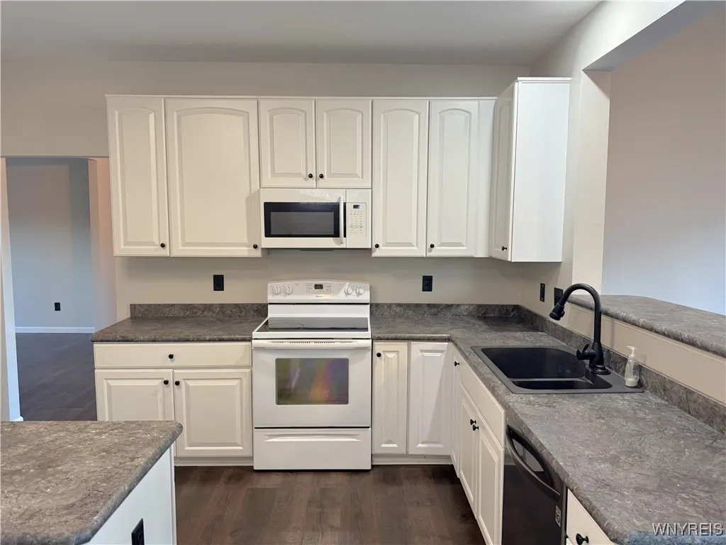 3481 Heatherwood Drive, Hamburg, New York 14075, Hamburg, New York 14075, 4 Bedrooms Bedrooms, 14 Rooms Rooms,2 BathroomsBathrooms,Residential,For Sale,3481 Heatherwood Drive, Hamburg, New York 14075,B1633155