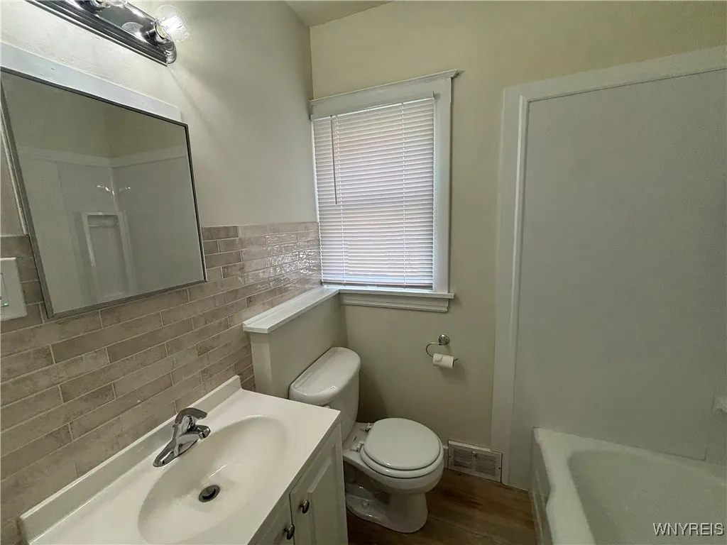 172 80th St, Niagara Falls, New York 14304, Niagara Falls, New York 14304, 2 Bedrooms Bedrooms, 6 Rooms Rooms,1 BathroomBathrooms,Residential,For Sale,172 80th St, Niagara Falls, New York 14304,B1633403