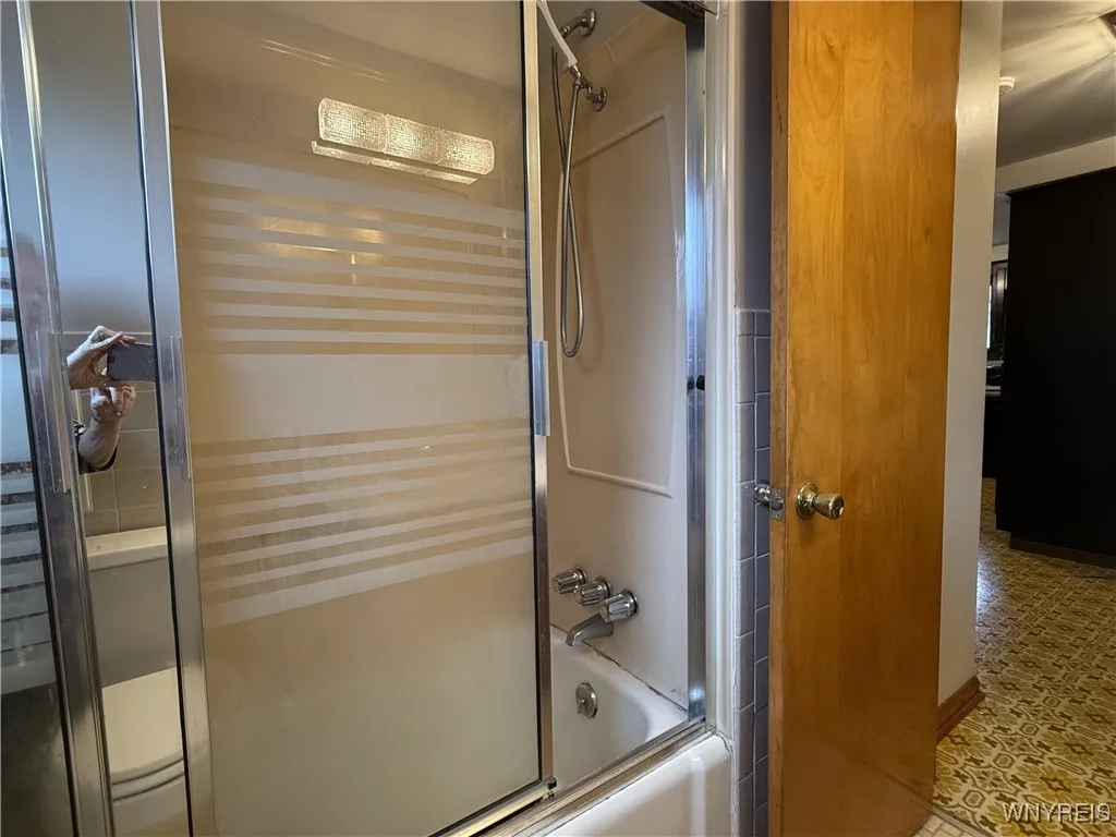 Very Nice Tub and Surround