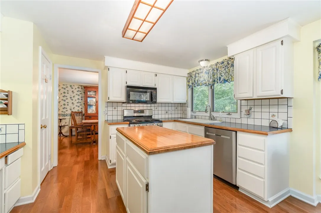 8815 Wandering Way, Lysander, New York 13027, Lysander, New York 13027, 4 Bedrooms Bedrooms, 9 Rooms Rooms,2 BathroomsBathrooms,Residential,For Sale,8815 Wandering Way, Lysander, New York 13027,R1633002