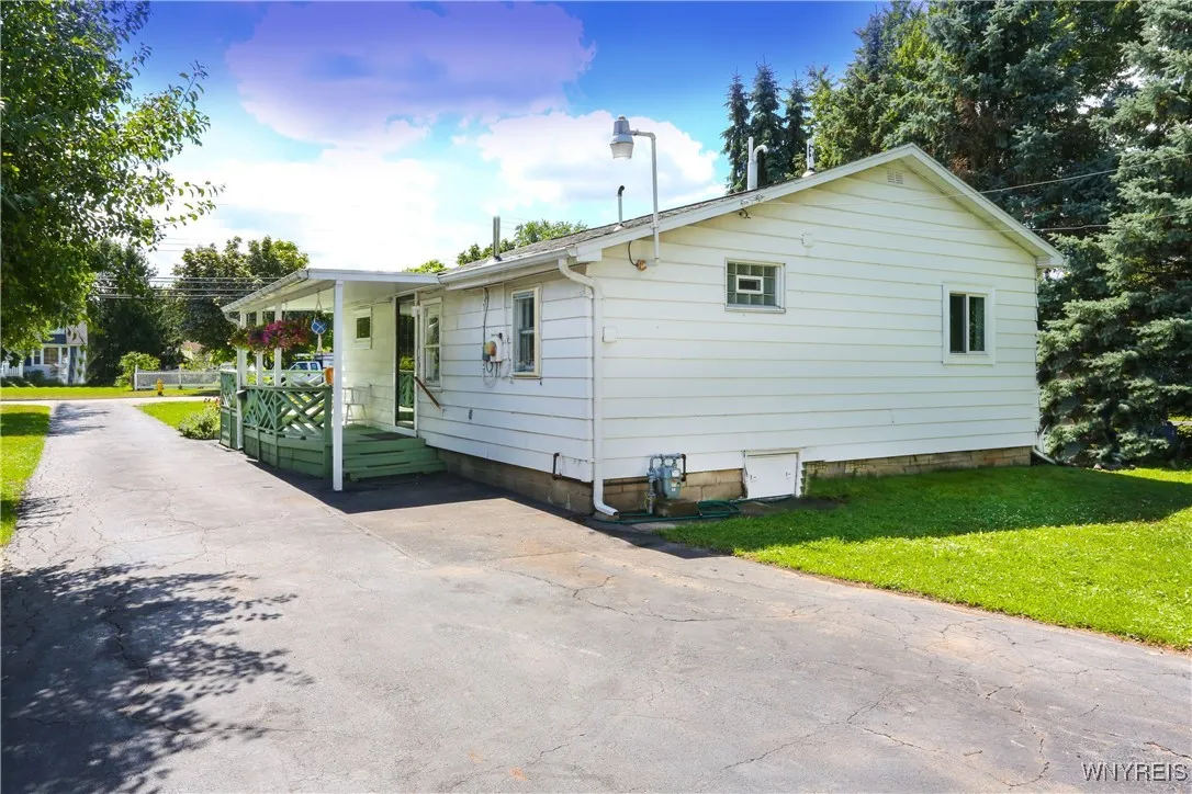 706 Longmeadow Road, Amherst, New York 14226, Amherst, New York 14226, 2 Bedrooms Bedrooms, 5 Rooms Rooms,1 BathroomBathrooms,Residential,For Sale,706 Longmeadow Road, Amherst, New York 14226,B1633066