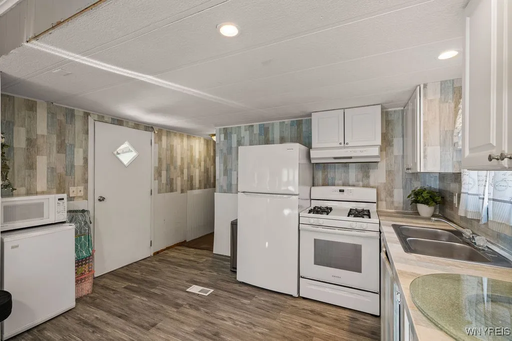 17 Burgundy Circle, West Seneca, New York 14224, West Seneca, New York 14224, 2 Bedrooms Bedrooms, 5 Rooms Rooms,1 BathroomBathrooms,Residential,Closed,17 Burgundy Circle, West Seneca, New York 14224,0,B1633447