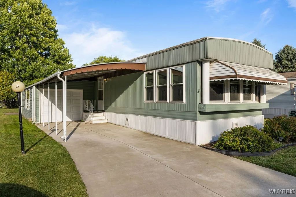 17 Burgundy Circle, West Seneca, New York 14224, West Seneca, New York 14224, 2 Bedrooms Bedrooms, 5 Rooms Rooms,1 BathroomBathrooms,Residential,Closed,17 Burgundy Circle, West Seneca, New York 14224,0,B1633447