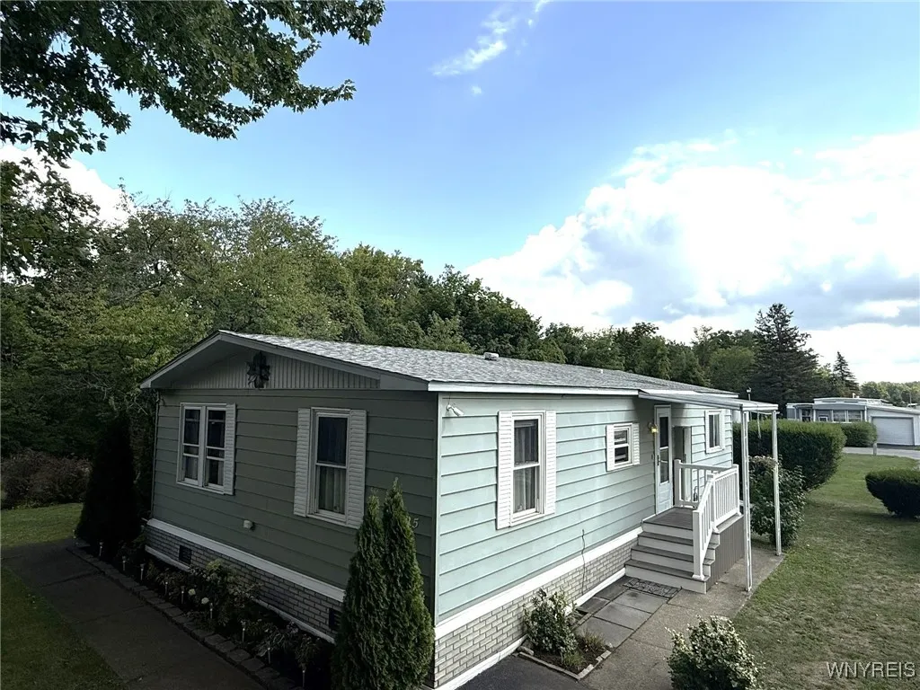 125 Sherwood Drive, Lockport Town, New York 14094, Lockport Town, New York 14094, 2 Bedrooms Bedrooms, 5 Rooms Rooms,1 BathroomBathrooms,Residential,For Sale,125 Sherwood Drive, Lockport Town, New York 14094,0,B1633108