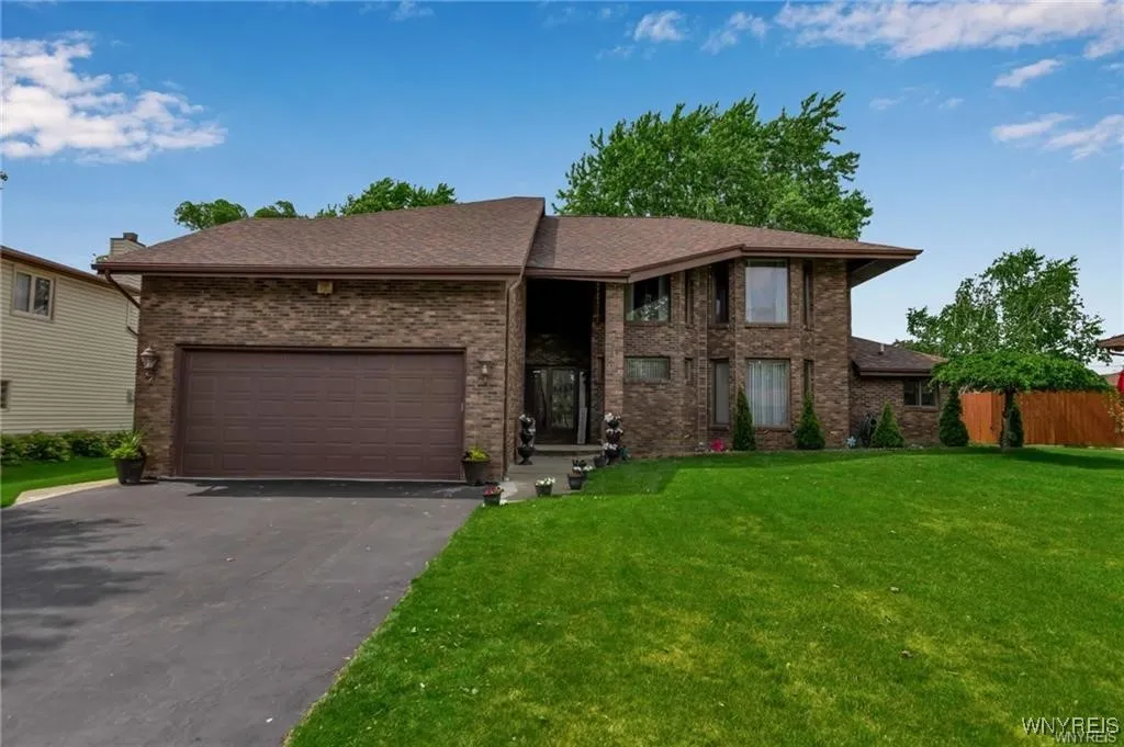 2160 Robert Drive, Niagara, New York 14304, Niagara, New York 14304, 5 Bedrooms Bedrooms, 10 Rooms Rooms,3 BathroomsBathrooms,Residential,Closed,2160 Robert Drive, Niagara, New York 14304,0,B1633504
