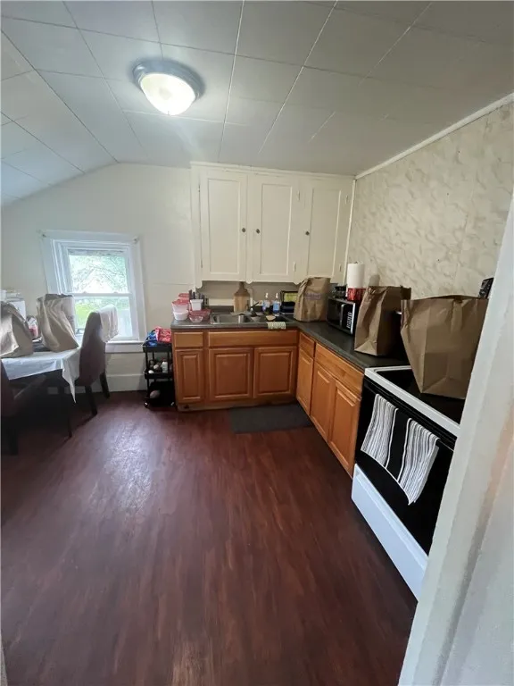 204 Fairgate Street, Rochester, New York 14606, Rochester, New York 14606, 5 Bedrooms Bedrooms, ,3 BathroomsBathrooms,Residential,For Sale,204 Fairgate Street, Rochester, New York 14606,0,R1633190
