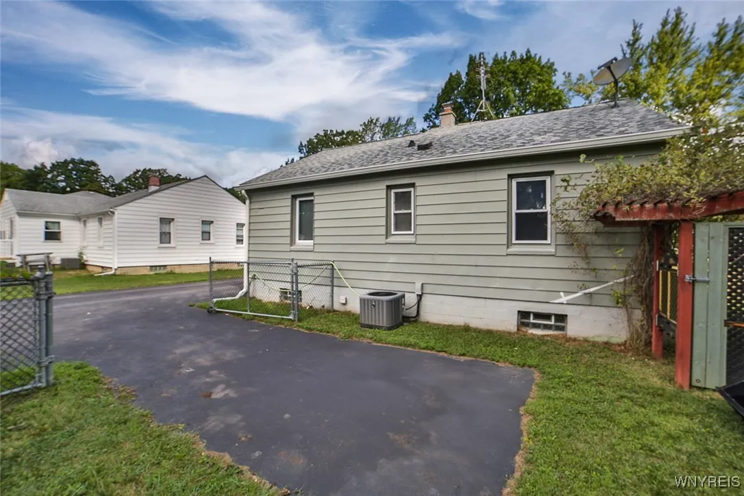 1261 Parkview Drive, North Tonawanda, New York 141, North Tonawanda, New York 14120, 3 Bedrooms Bedrooms, 6 Rooms Rooms,1 BathroomBathrooms,Residential,For Sale,1261 Parkview Drive, North Tonawanda, New York 141,B1632860