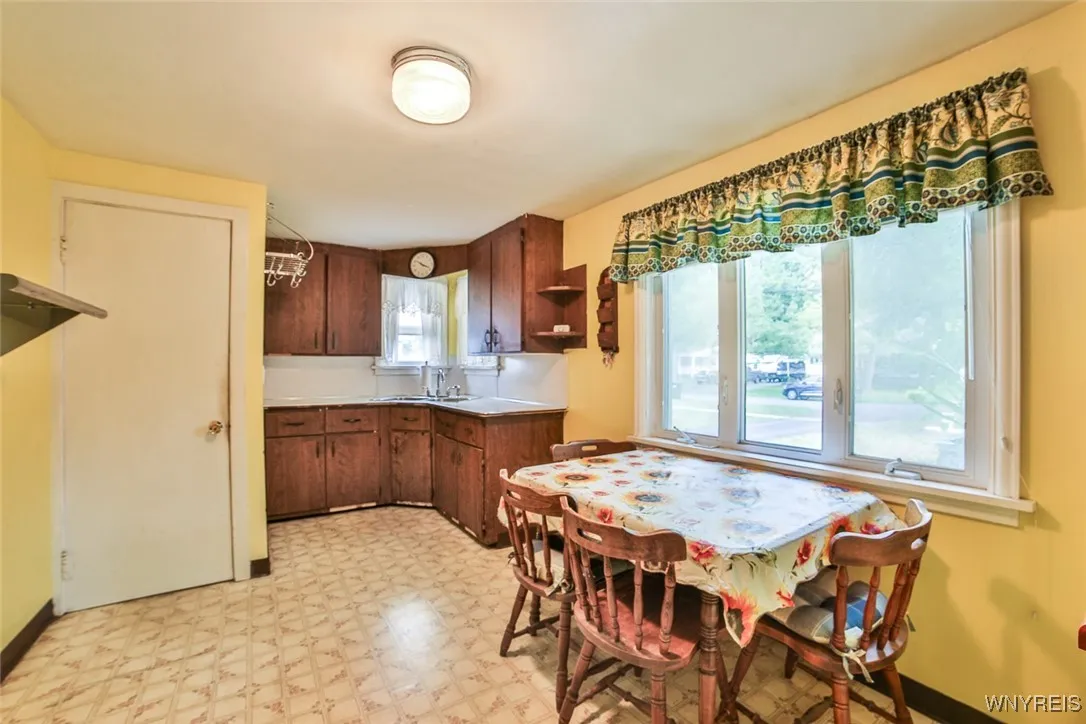 1261 Parkview Drive, North Tonawanda, New York 141, North Tonawanda, New York 14120, 3 Bedrooms Bedrooms, 6 Rooms Rooms,1 BathroomBathrooms,Residential,For Sale,1261 Parkview Drive, North Tonawanda, New York 141,B1632860