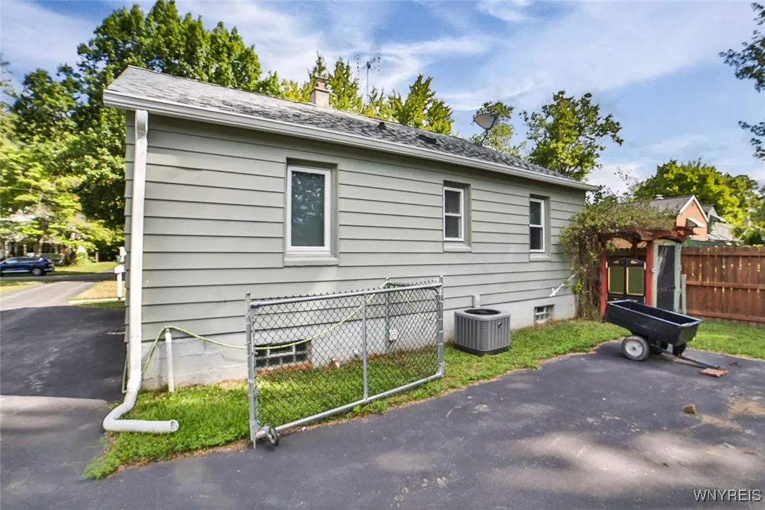 1261 Parkview Drive, North Tonawanda, New York 141, North Tonawanda, New York 14120, 3 Bedrooms Bedrooms, 6 Rooms Rooms,1 BathroomBathrooms,Residential,For Sale,1261 Parkview Drive, North Tonawanda, New York 141,B1632860