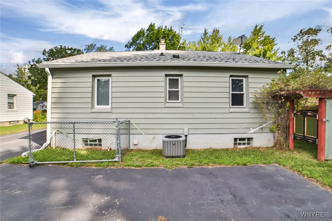 1261 Parkview Drive, North Tonawanda, New York 141, North Tonawanda, New York 14120, 3 Bedrooms Bedrooms, 6 Rooms Rooms,1 BathroomBathrooms,Residential,For Sale,1261 Parkview Drive, North Tonawanda, New York 141,B1632860