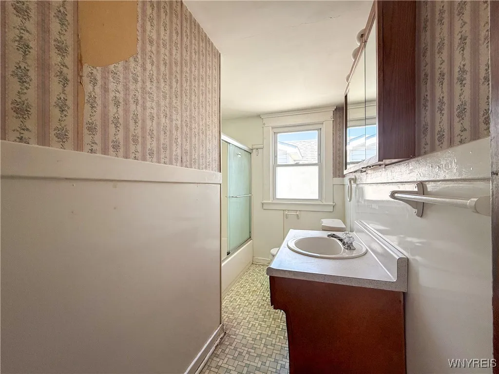 2nd Floor Full Bathroom