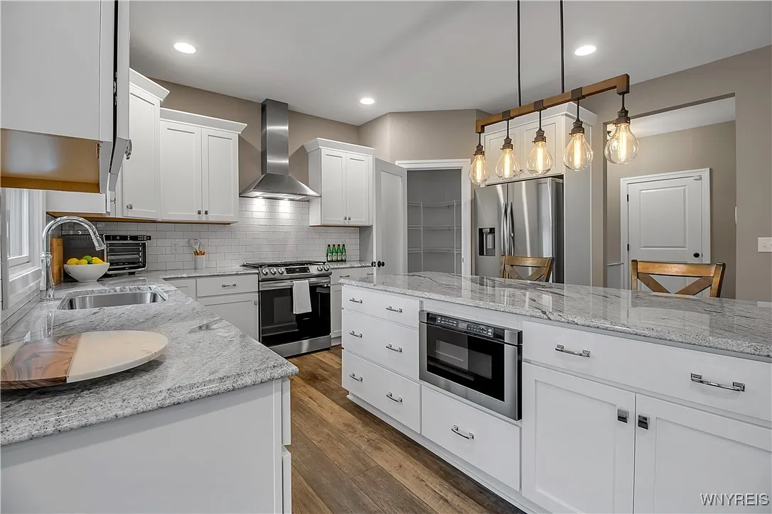 Great lighting in the kitchen and a really nice vent hood too!