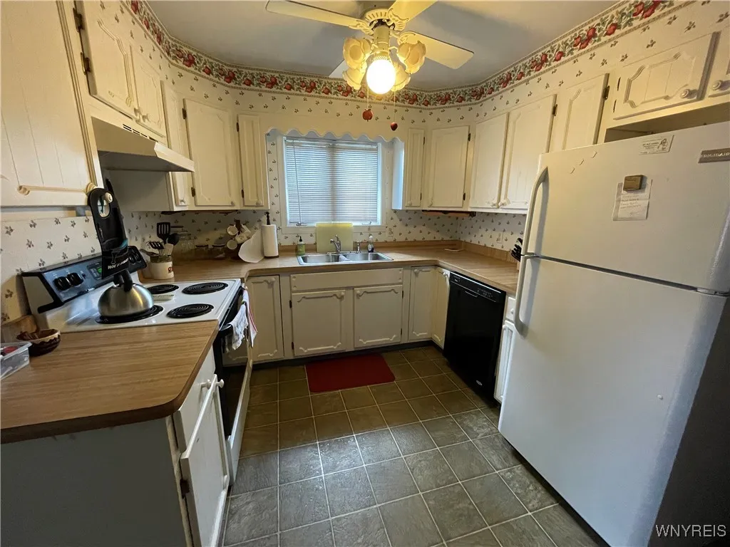 1571 Clinton, Newfane, New York 14126, Newfane, New York 14126, 3 Bedrooms Bedrooms, 8 Rooms Rooms,2 BathroomsBathrooms,Residential,For Sale,1571 Clinton, Newfane, New York 14126,0,B1631709