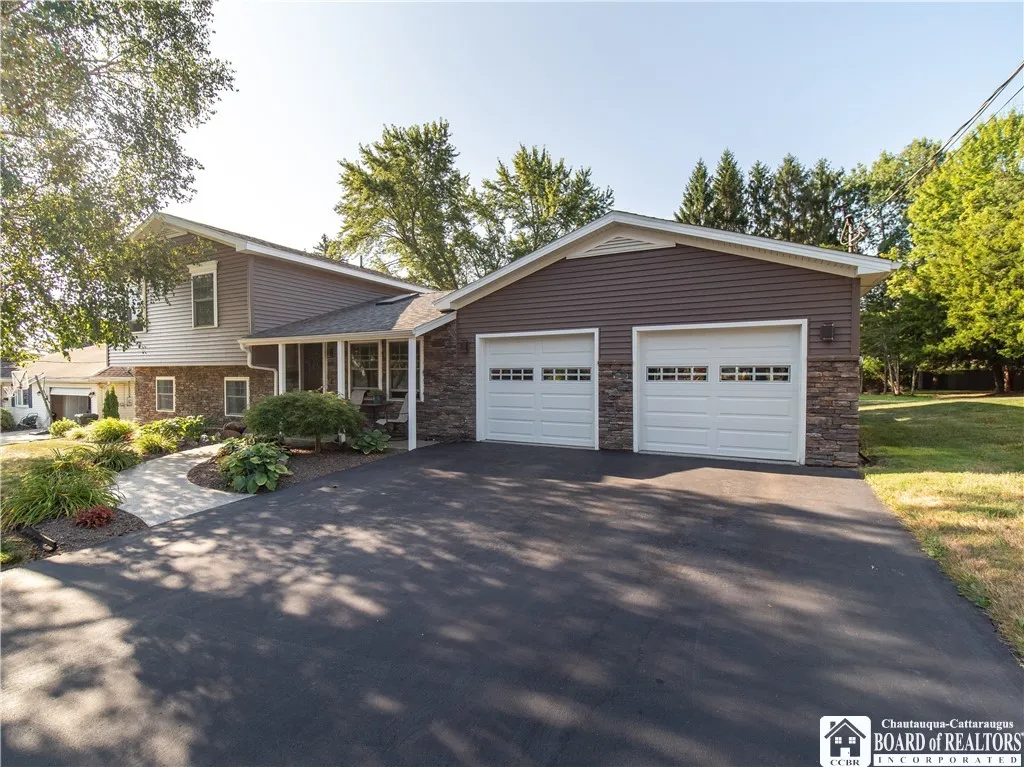 33 Delevan Avenue, Jamestown, New York 14701, Jamestown, New York 14701, 3 Bedrooms Bedrooms, 8 Rooms Rooms,2 BathroomsBathrooms,Residential,For Sale,33 Delevan Avenue, Jamestown, New York 14701,0,R1633358
