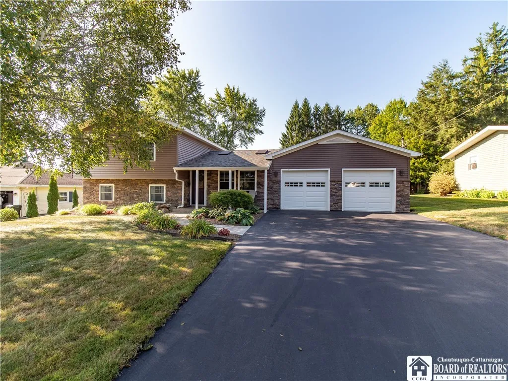 33 Delevan Avenue, Jamestown, New York 14701, Jamestown, New York 14701, 3 Bedrooms Bedrooms, 8 Rooms Rooms,2 BathroomsBathrooms,Residential,For Sale,33 Delevan Avenue, Jamestown, New York 14701,0,R1633358
