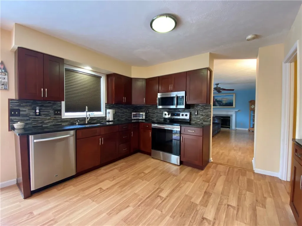 1055 West Clinton Street, Elmira, New York 14905, Elmira, New York 14905, 3 Bedrooms Bedrooms, 10 Rooms Rooms,2 BathroomsBathrooms,Residential,For Sale,1055 West Clinton Street, Elmira, New York 14905,R1632834
