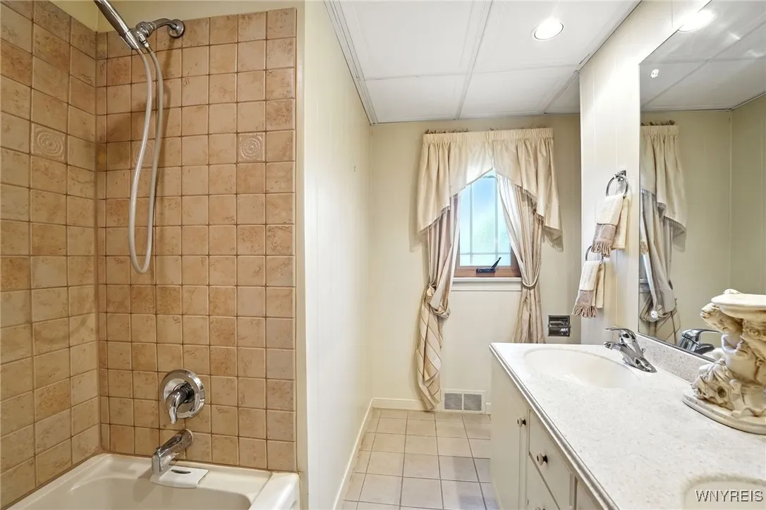 4990 Meadowbrook Road, Clarence, New York 14221, Clarence, New York 14221, 3 Bedrooms Bedrooms, 9 Rooms Rooms,2 BathroomsBathrooms,Residential,For Sale,4990 Meadowbrook Road, Clarence, New York 14221,B1633442