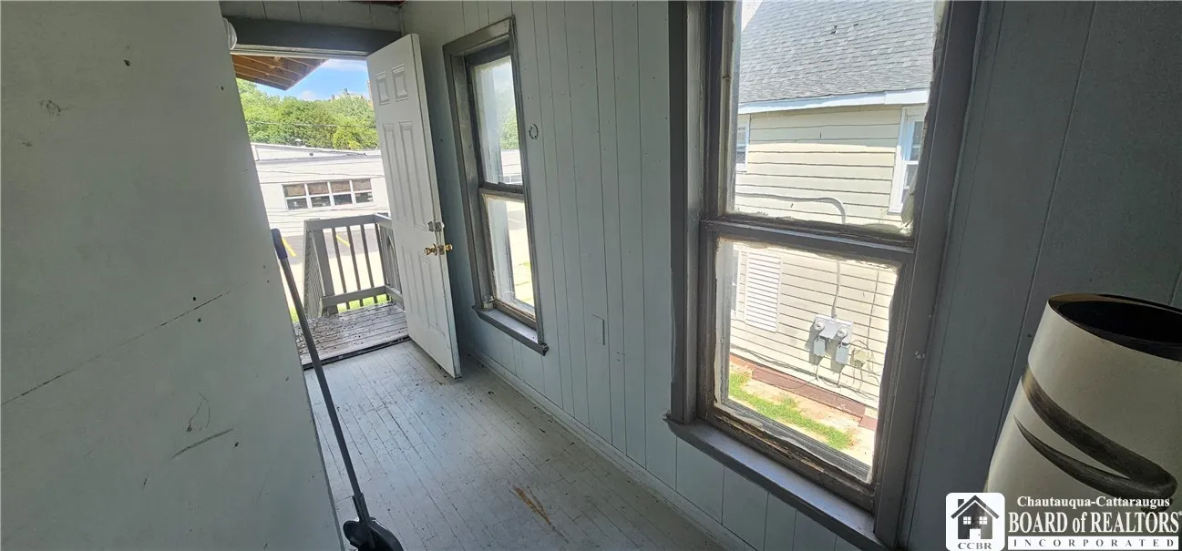 Upper entryway
