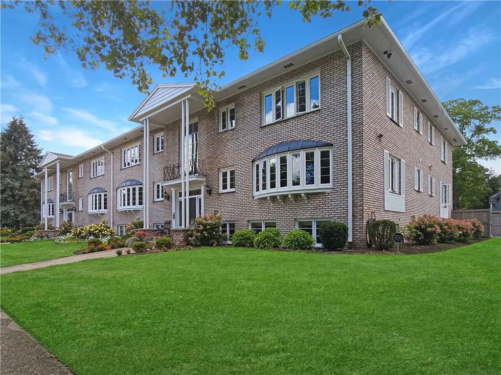 820 East Avenue Un700, Rochester, New York 14607, Rochester, New York 14607, 2 Bedrooms Bedrooms, 5 Rooms Rooms,2 BathroomsBathrooms,Residential,For Sale,820 East Avenue Un700, Rochester, New York 14607,0,R1633339