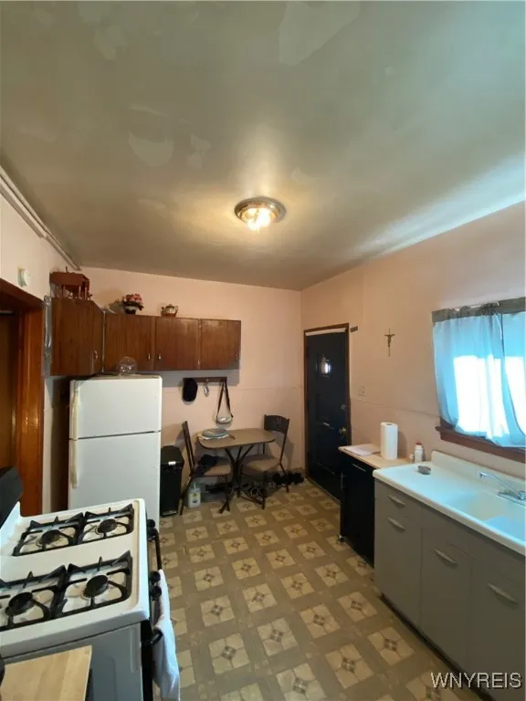 1776 Clinton Street, Buffalo, New York 14206, Buffalo, New York 14206, 8 Bedrooms Bedrooms, ,3 BathroomsBathrooms,Residential,For Sale,1776 Clinton Street, Buffalo, New York 14206,0,B1633432