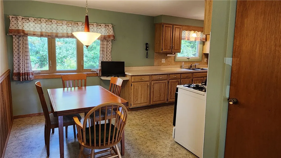 4 Bobbie Drive, Gates, New York 14606, Gates, New York 14606, 3 Bedrooms Bedrooms, 5 Rooms Rooms,1 BathroomBathrooms,Residential,For Sale,4 Bobbie Drive, Gates, New York 14606,R1633705