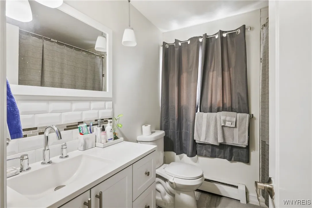 Upper Unit Full Bathroom