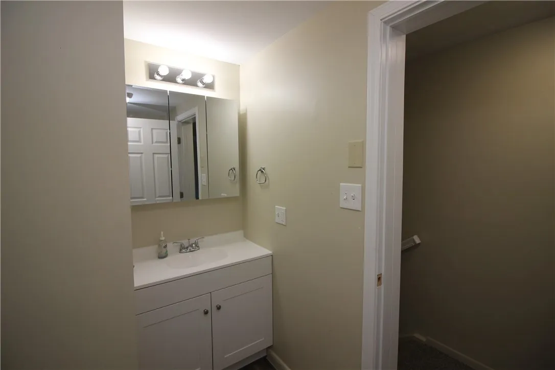 Main bedroom bathroom