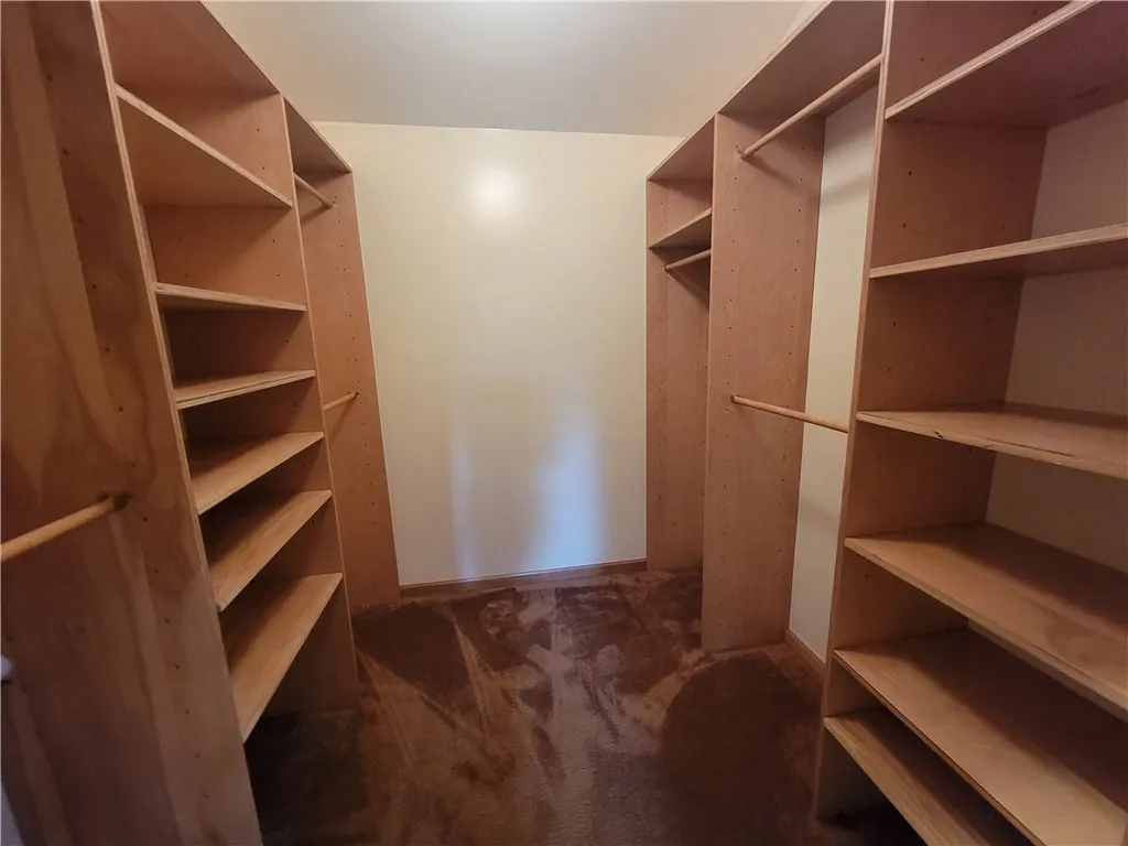 First Floor En-Suite Walk-In Closet