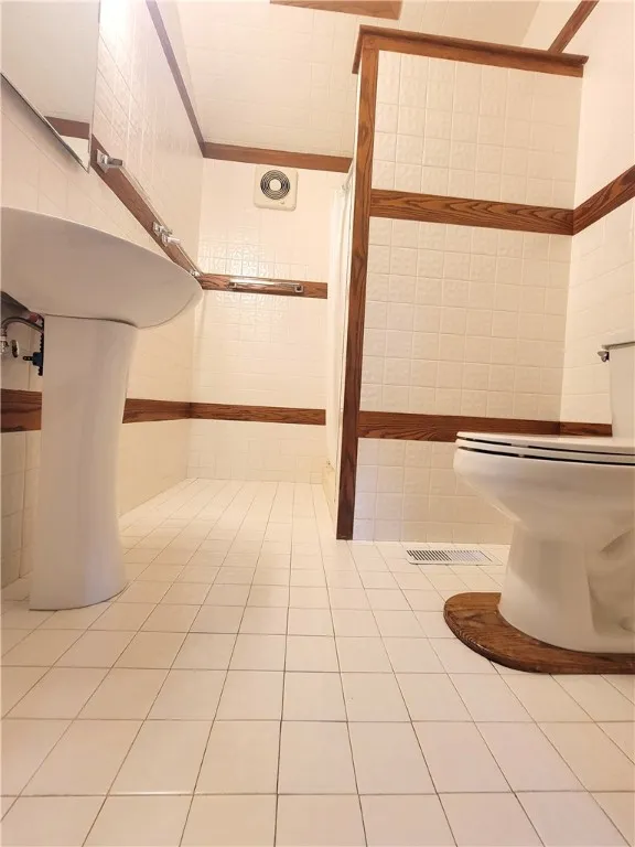 First Floor En-Suite Full Bath