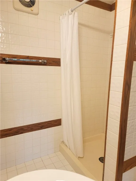 First Floor En-Suite Shower