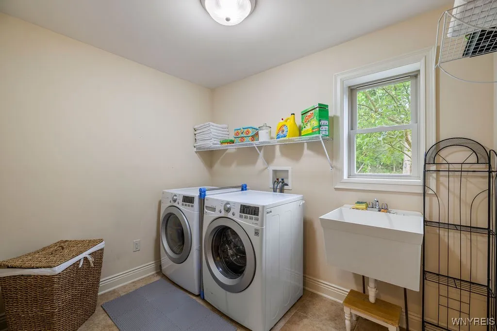 70 Briarwood Ln, Grand Island, New York 14072, Grand Island, New York 14072, 5 Bedrooms Bedrooms, 12 Rooms Rooms,3 BathroomsBathrooms,Residential,For Sale,70 Briarwood Ln, Grand Island, New York 14072,0,B1633095