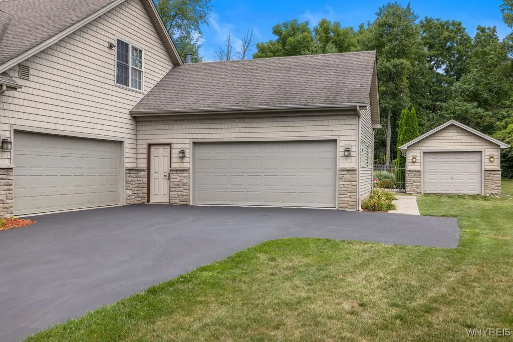70 Briarwood Ln, Grand Island, New York 14072, Grand Island, New York 14072, 5 Bedrooms Bedrooms, 12 Rooms Rooms,3 BathroomsBathrooms,Residential,For Sale,70 Briarwood Ln, Grand Island, New York 14072,0,B1633095