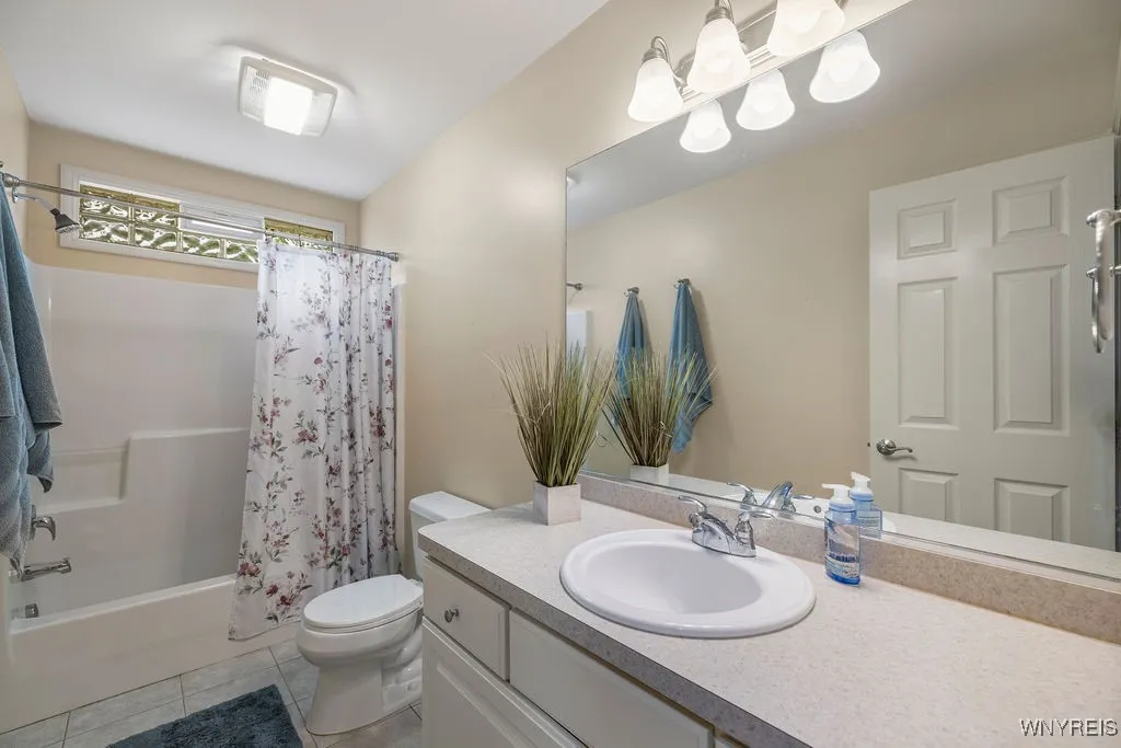70 Briarwood Ln, Grand Island, New York 14072, Grand Island, New York 14072, 5 Bedrooms Bedrooms, 12 Rooms Rooms,3 BathroomsBathrooms,Residential,For Sale,70 Briarwood Ln, Grand Island, New York 14072,0,B1633095