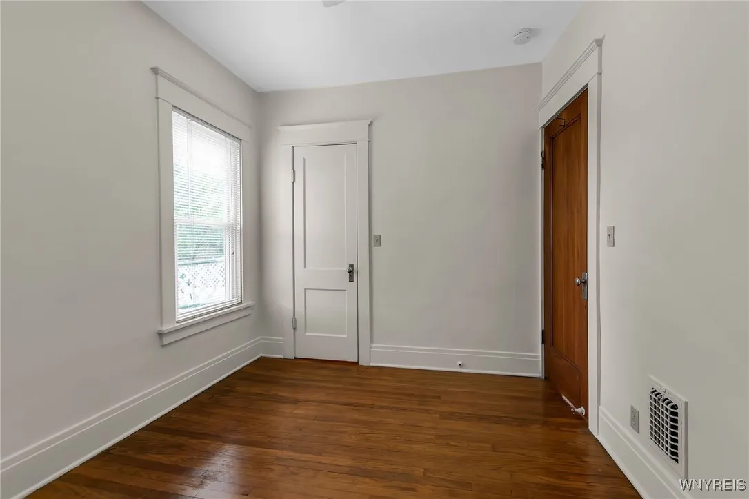 1384 Amherst Street, Buffalo, New York 14216, Buffalo, New York 14216, 2 Bedrooms Bedrooms, 5 Rooms Rooms,1 BathroomBathrooms,Residential Lease,For Rent,1384 Amherst Street, Buffalo, New York 14216,0,B1633117