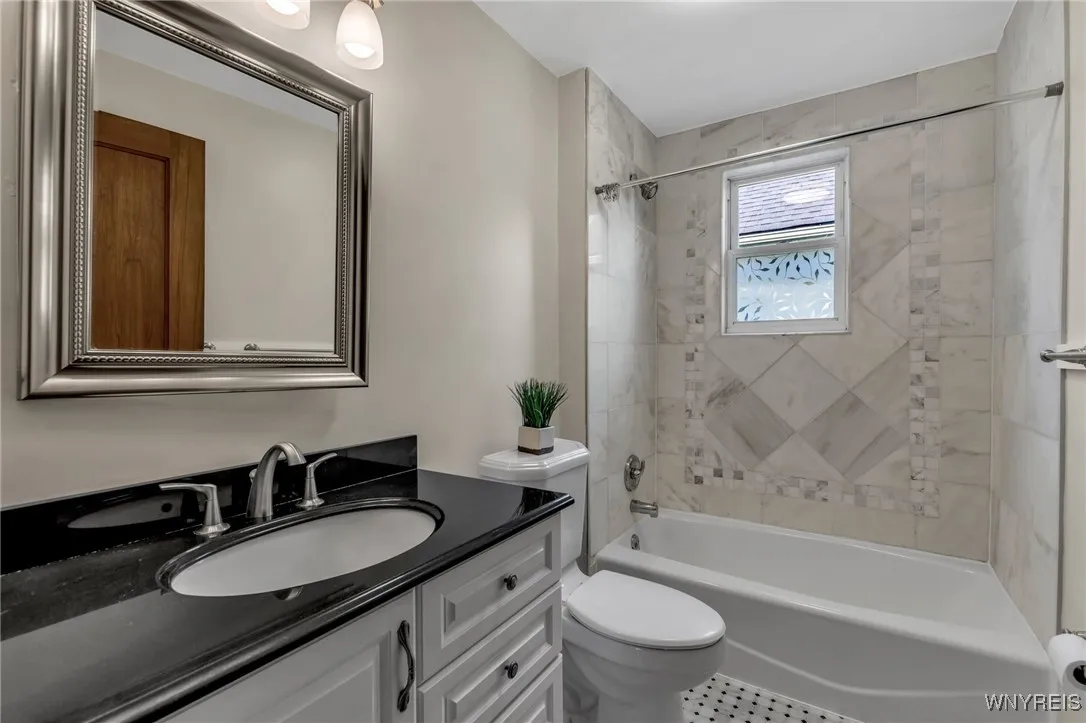 1384 Amherst Street, Buffalo, New York 14216, Buffalo, New York 14216, 2 Bedrooms Bedrooms, 5 Rooms Rooms,1 BathroomBathrooms,Residential Lease,For Rent,1384 Amherst Street, Buffalo, New York 14216,0,B1633117