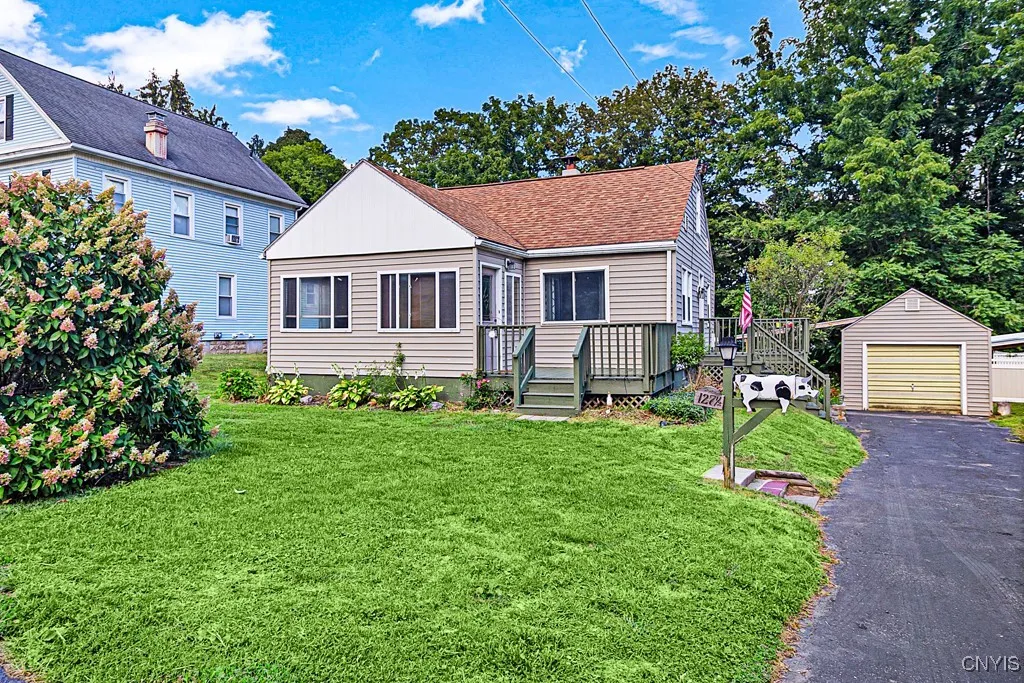 127 1/2 Oxford Road, New Hartford, New York 13413, New Hartford, New York 13413, 3 Bedrooms Bedrooms, 6 Rooms Rooms,1 BathroomBathrooms,Residential Lease,For Rent,127 1/2 Oxford Road, New Hartford, New York 13413,S1633614