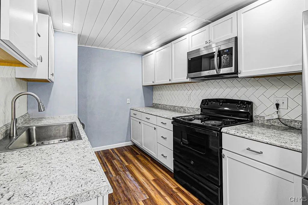 127 1/2 Oxford Road, New Hartford, New York 13413, New Hartford, New York 13413, 3 Bedrooms Bedrooms, 6 Rooms Rooms,1 BathroomBathrooms,Residential Lease,For Rent,127 1/2 Oxford Road, New Hartford, New York 13413,S1633614
