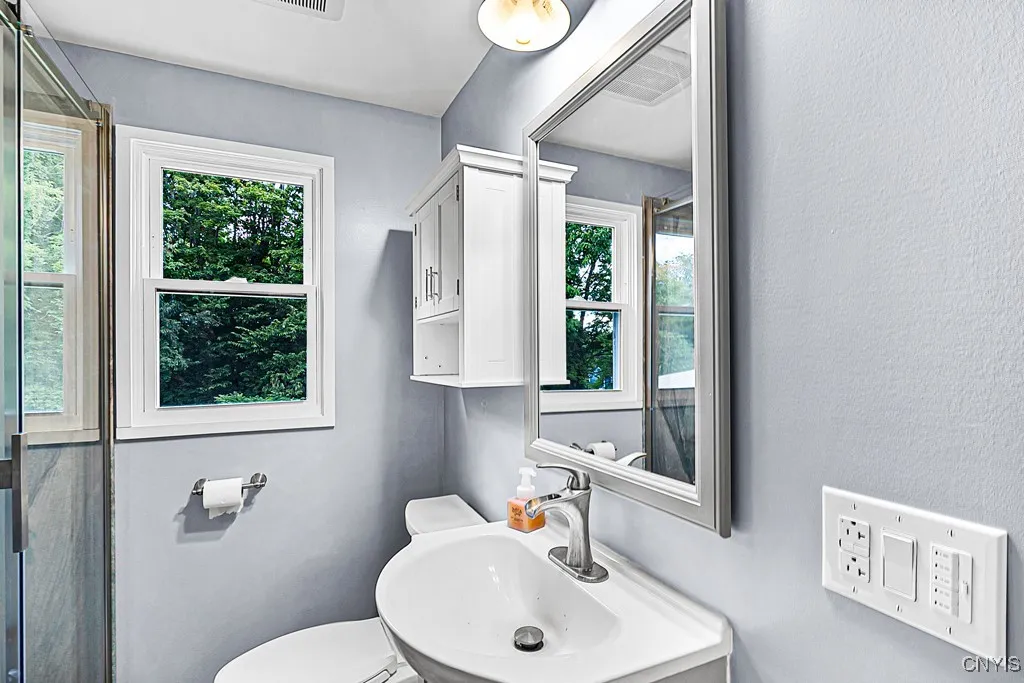 127 1/2 Oxford Road, New Hartford, New York 13413, New Hartford, New York 13413, 3 Bedrooms Bedrooms, 6 Rooms Rooms,1 BathroomBathrooms,Residential Lease,For Rent,127 1/2 Oxford Road, New Hartford, New York 13413,S1633614