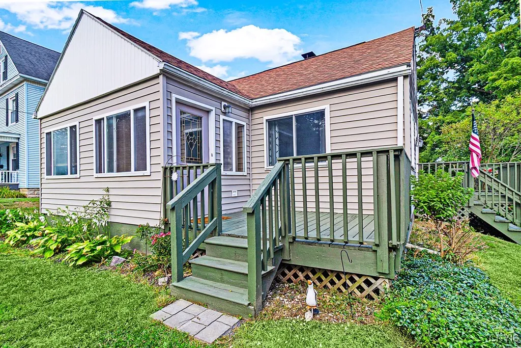 127 1/2 Oxford Road, New Hartford, New York 13413, New Hartford, New York 13413, 3 Bedrooms Bedrooms, 6 Rooms Rooms,1 BathroomBathrooms,Residential Lease,For Rent,127 1/2 Oxford Road, New Hartford, New York 13413,S1633614