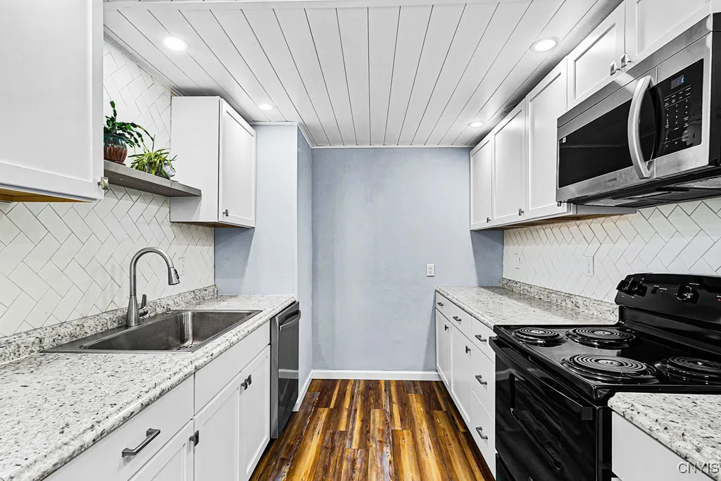 127 1/2 Oxford Road, New Hartford, New York 13413, New Hartford, New York 13413, 3 Bedrooms Bedrooms, 6 Rooms Rooms,1 BathroomBathrooms,Residential Lease,For Rent,127 1/2 Oxford Road, New Hartford, New York 13413,S1633614