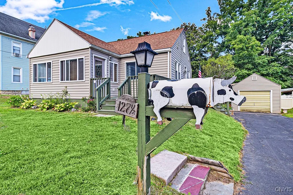 127 1/2 Oxford Road, New Hartford, New York 13413, New Hartford, New York 13413, 3 Bedrooms Bedrooms, 6 Rooms Rooms,1 BathroomBathrooms,Residential Lease,For Rent,127 1/2 Oxford Road, New Hartford, New York 13413,S1633614