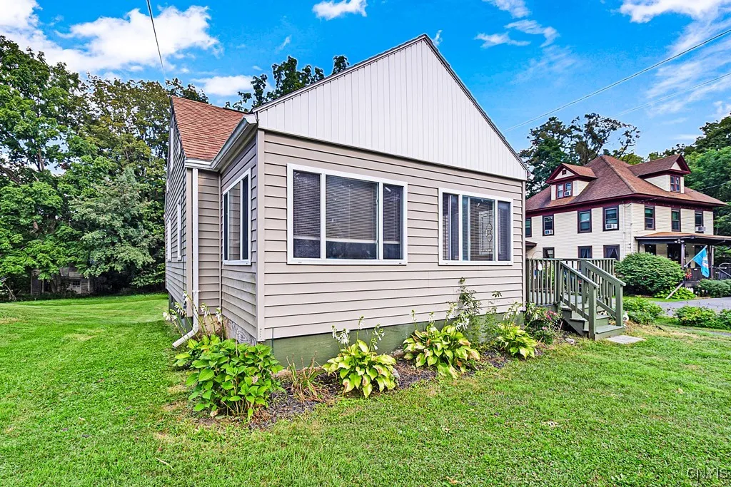 127 1/2 Oxford Road, New Hartford, New York 13413, New Hartford, New York 13413, 3 Bedrooms Bedrooms, 6 Rooms Rooms,1 BathroomBathrooms,Residential Lease,For Rent,127 1/2 Oxford Road, New Hartford, New York 13413,S1633614