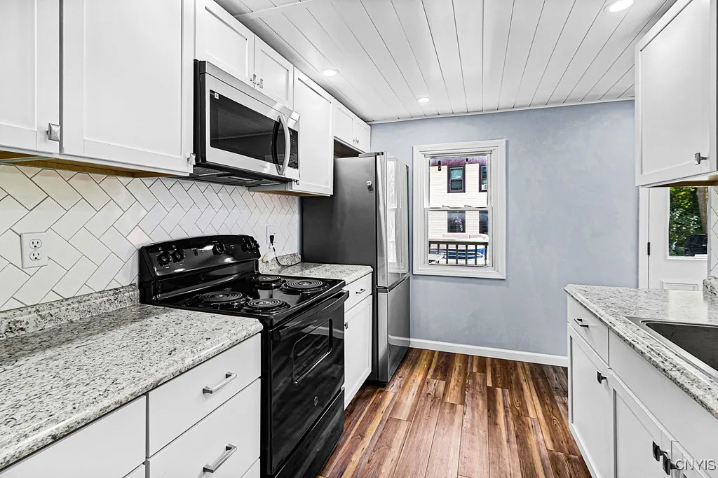 127 1/2 Oxford Road, New Hartford, New York 13413, New Hartford, New York 13413, 3 Bedrooms Bedrooms, 6 Rooms Rooms,1 BathroomBathrooms,Residential Lease,For Rent,127 1/2 Oxford Road, New Hartford, New York 13413,S1633614