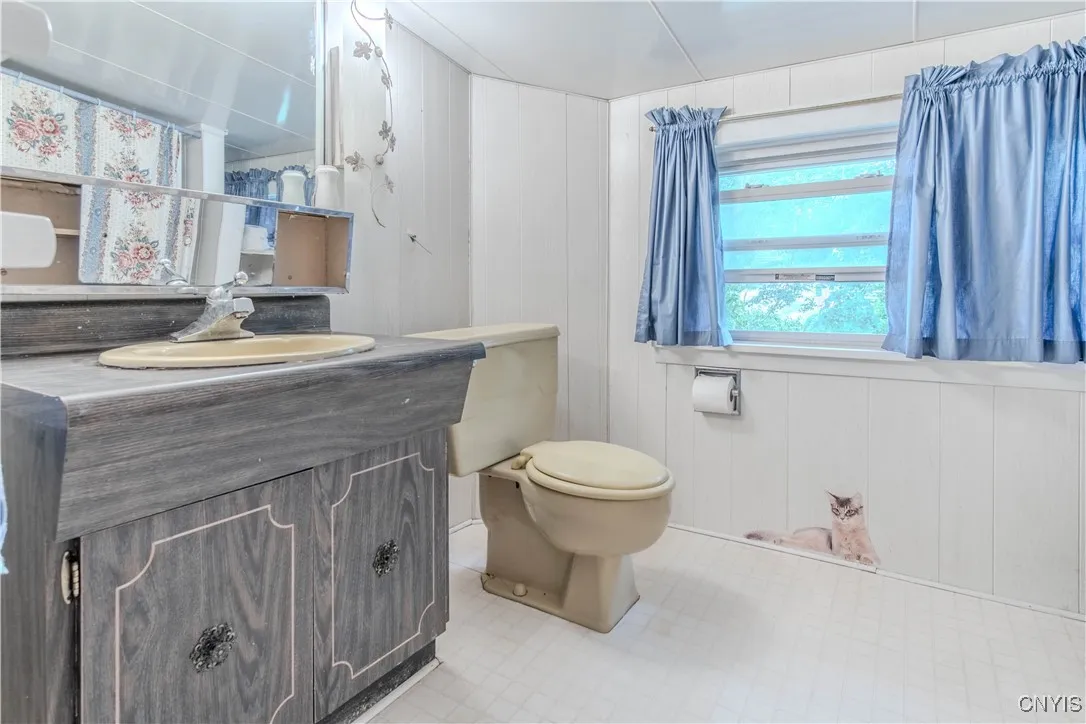 Upstairs Full BAth