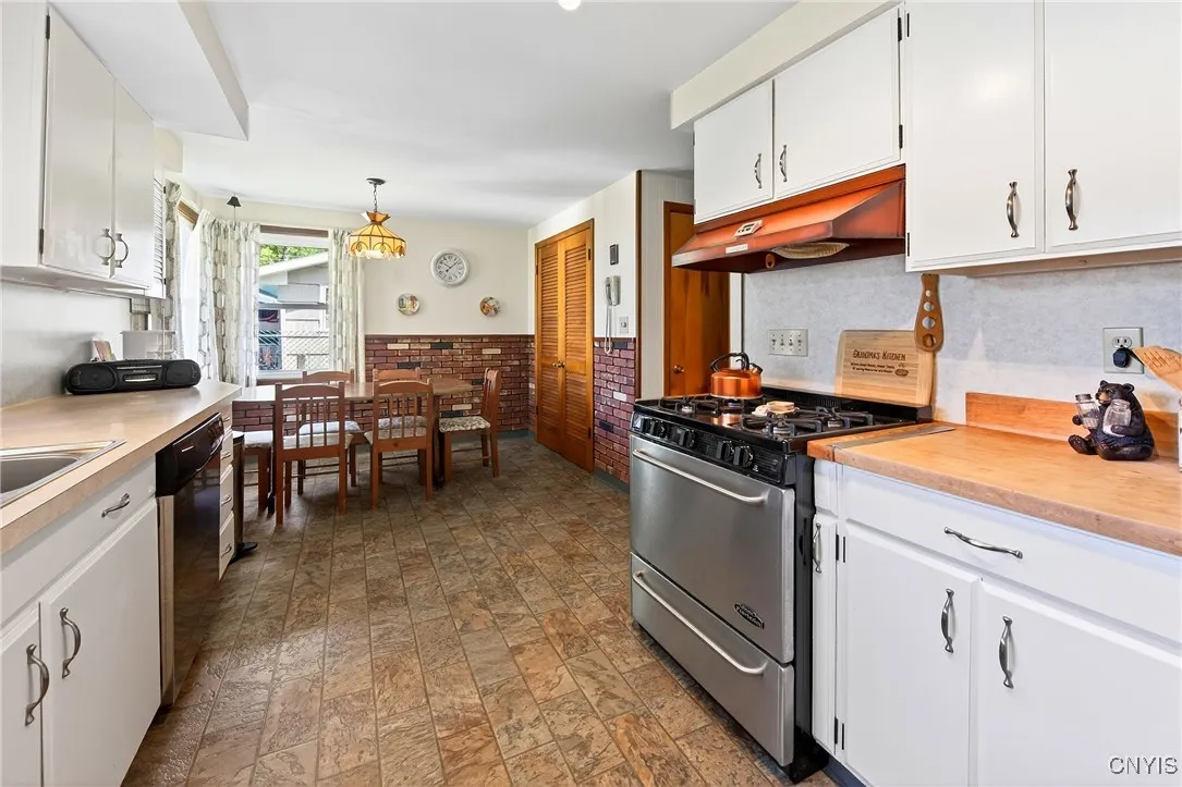 8147 Brookwood Drive, Cicero, New York 13039, Cicero, New York 13039, 3 Bedrooms Bedrooms, 6 Rooms Rooms,1 BathroomBathrooms,Residential,Closed,8147 Brookwood Drive, Cicero, New York 13039,0,S1632733