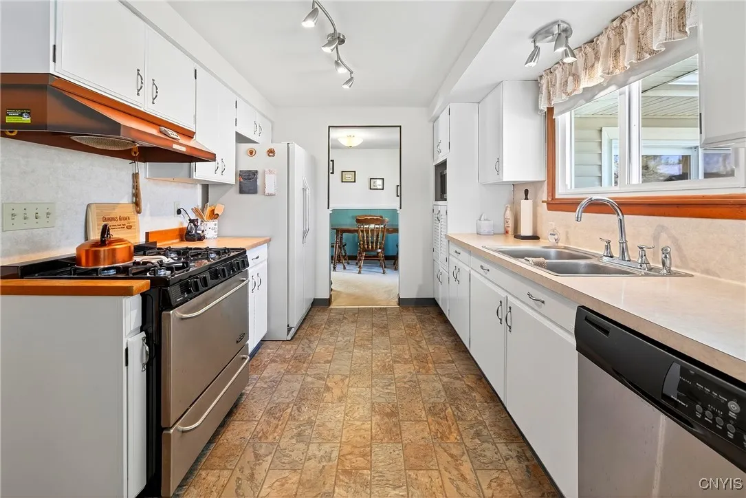 8147 Brookwood Drive, Cicero, New York 13039, Cicero, New York 13039, 3 Bedrooms Bedrooms, 6 Rooms Rooms,1 BathroomBathrooms,Residential,Closed,8147 Brookwood Drive, Cicero, New York 13039,0,S1632733