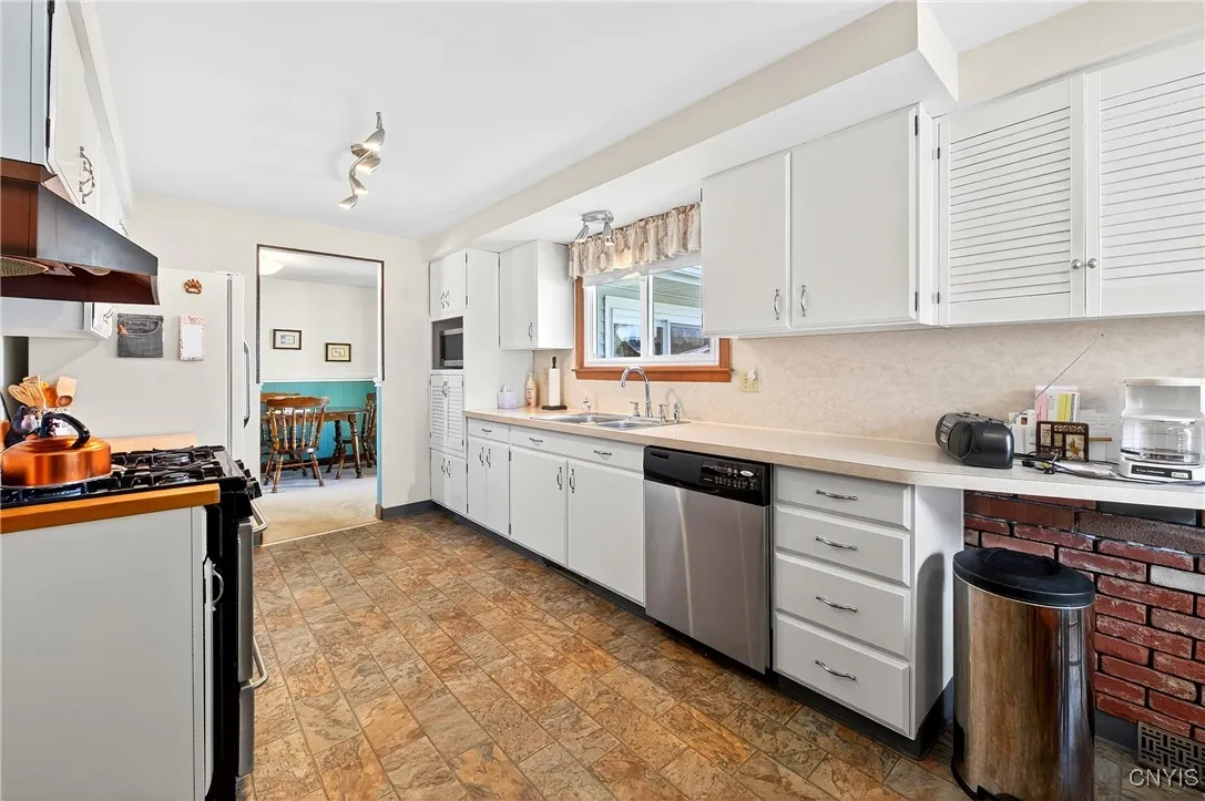 8147 Brookwood Drive, Cicero, New York 13039, Cicero, New York 13039, 3 Bedrooms Bedrooms, 6 Rooms Rooms,1 BathroomBathrooms,Residential,For Sale,8147 Brookwood Drive, Cicero, New York 13039,0,S1632733