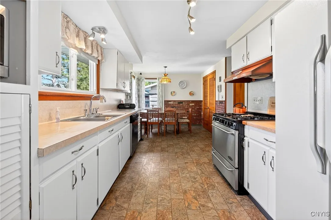 8147 Brookwood Drive, Cicero, New York 13039, Cicero, New York 13039, 3 Bedrooms Bedrooms, 6 Rooms Rooms,1 BathroomBathrooms,Residential,For Sale,8147 Brookwood Drive, Cicero, New York 13039,0,S1632733